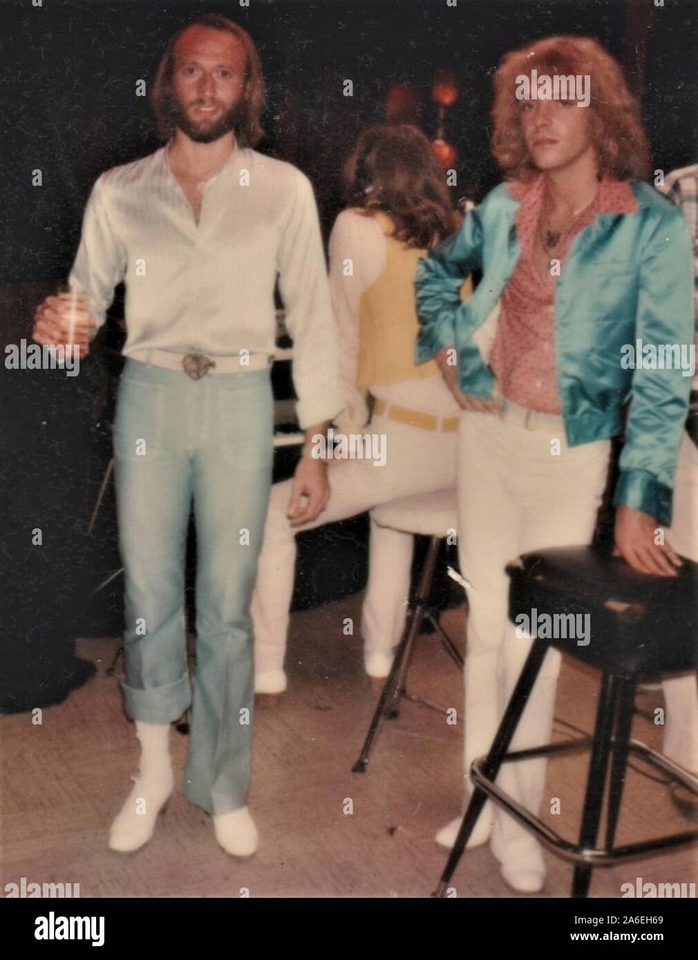 Maurice Gibb von den Bee Gees mit Peter Frampton am Set von Sergeant Pepper's Lonely Hearts Club Band, 1977 Stockfoto