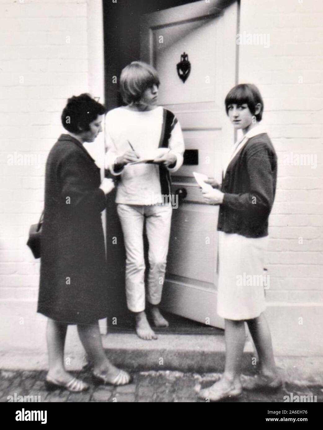 Brian Jones von den Rolling Stones Autogramme für die Fans, 1965 Stockfoto