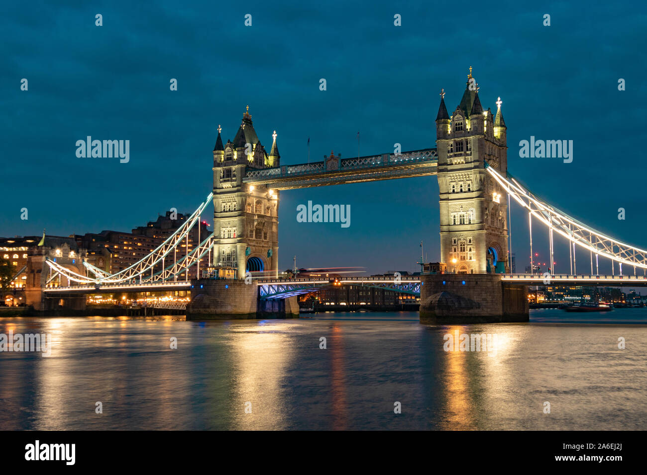 Nacht Stadtbild mit Tower Bridge, London, UK. Stockfoto