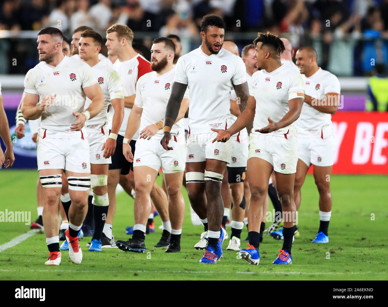 England's Courtney Lawes (Mitte), Anthony Watson (rechts) und Teamkollegen zu Fuß aus Nach dem 2019 Rugby WM Finale von International Stadium Yokohama. Stockfoto