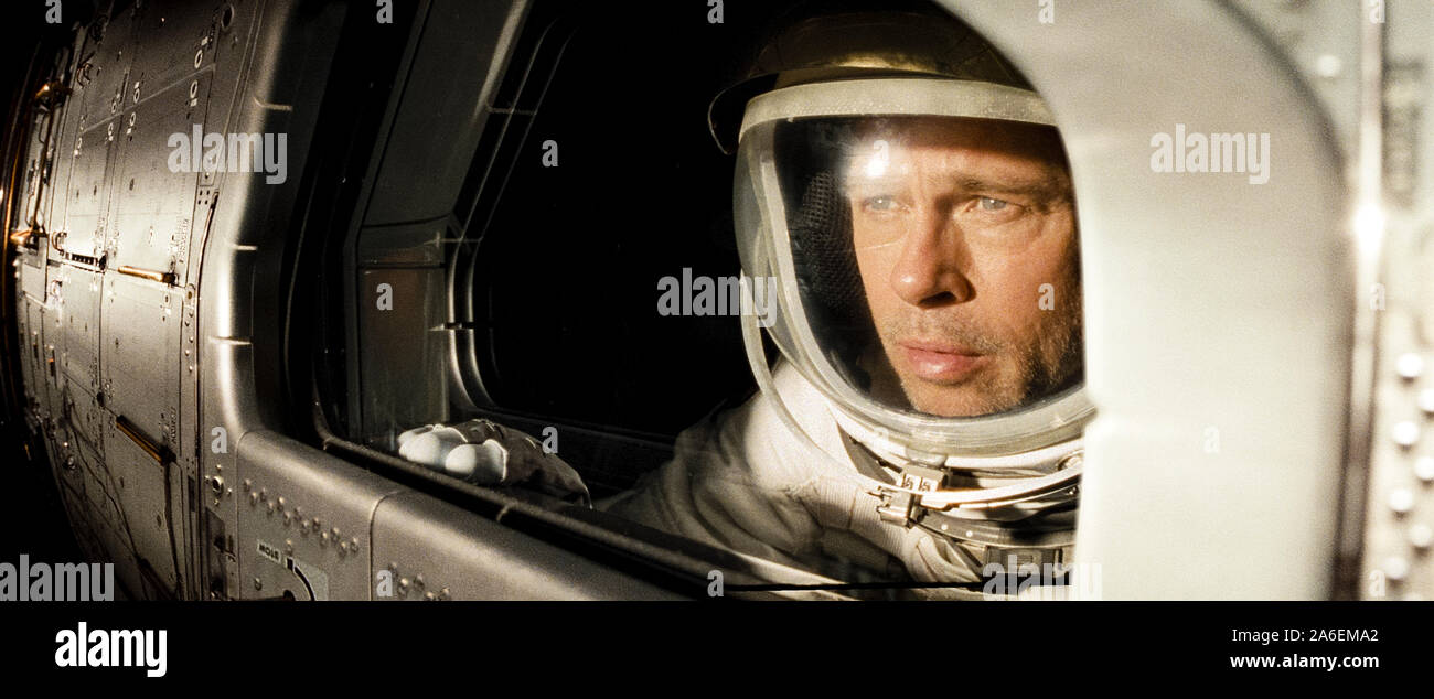 Ad Astra (2019) von James Gray Regie und Hauptdarsteller Brad Pitt als Astronaut Roy McBride die Rückverfolgung eines Mission, die nicht 30 Jahre früher das Geheimnis seines verschollenen Vaters und eine Bedrohung für das gesamte Universum zu lösen. Stockfoto