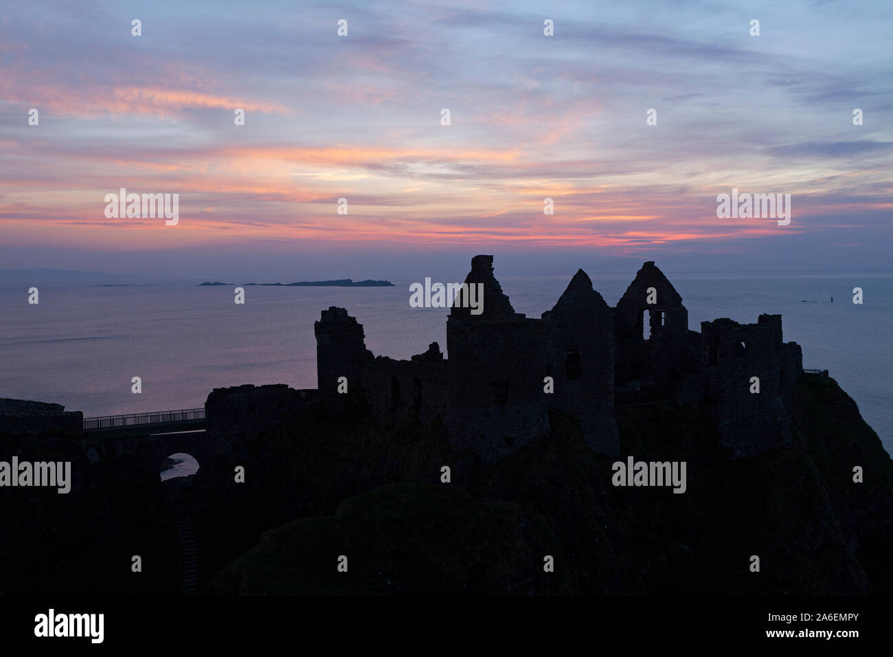 Sonnenuntergang am Dunluce Castle im County Antrim, Nordirland. Stockfoto