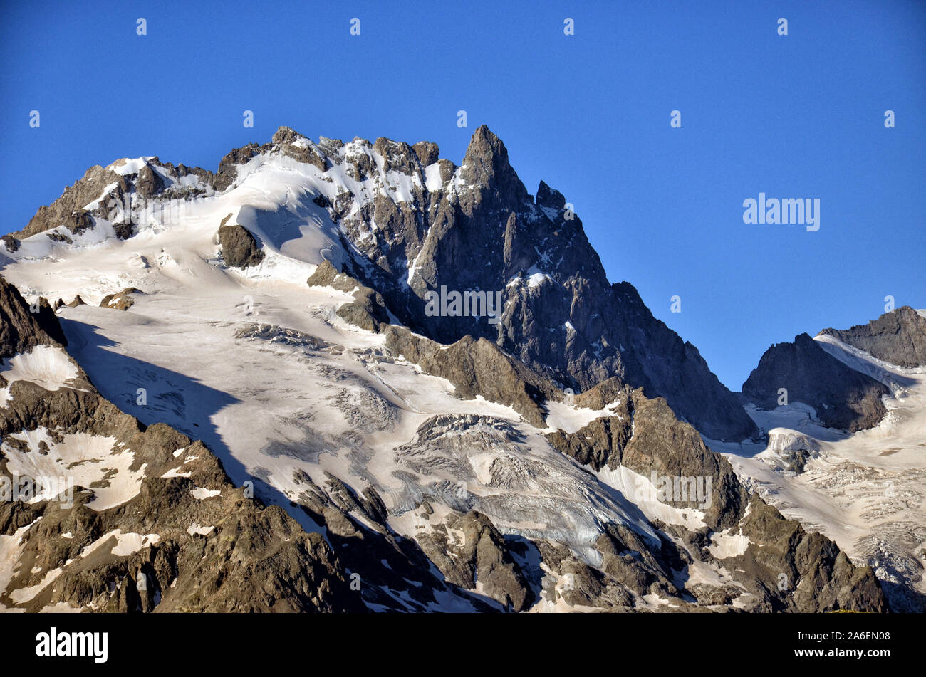 Gipfel von La Meije im Nationalpark von Les Ecrins in den französischen Alpen. Sicht vom See von goleon. Stockfoto