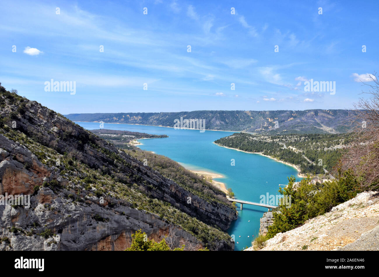 Blick auf den See von Sainte Croix ein die Brücke von galetas Eingang der Schluchten des Verdon, Alpes de Haute Provence Frankreich Stockfoto