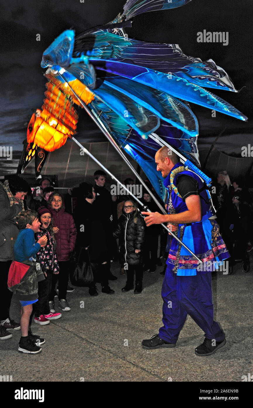 Global Grooves Musik, Tanz und Karneval Theater Gruppe führen bei Lightpool Ereignis, das Teil des jährlichen Blackpool Illuminations Stockfoto