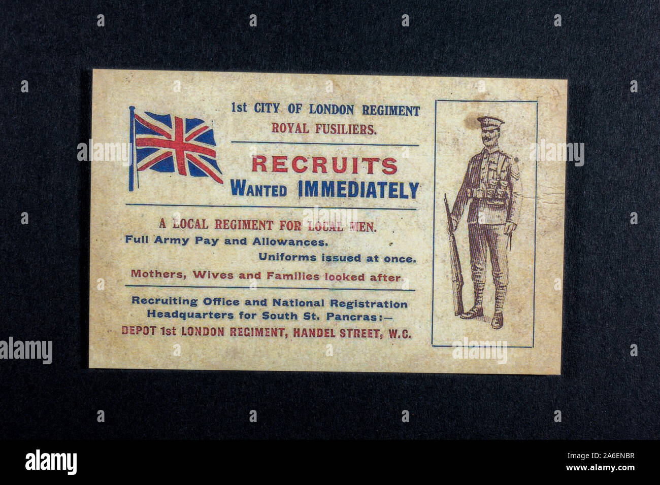 Armee-Rekrutierungspostkarte für die Royal Fusiliers, "Rekruten gesucht sofort", ein Stück Replikat-Erinnerungsstücke aus der ersten Zeit des ersten Weltkriegs. Stockfoto
