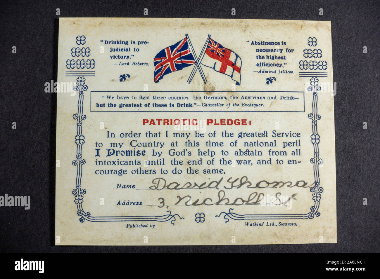 Eine Patriotische Pfandkarte (die sich verpflichtet, keinen Alkohol zu trinken), ein Stück Replikat-Erinnerungsstücke aus der ersten Zeit des ersten Weltkriegs. Stockfoto