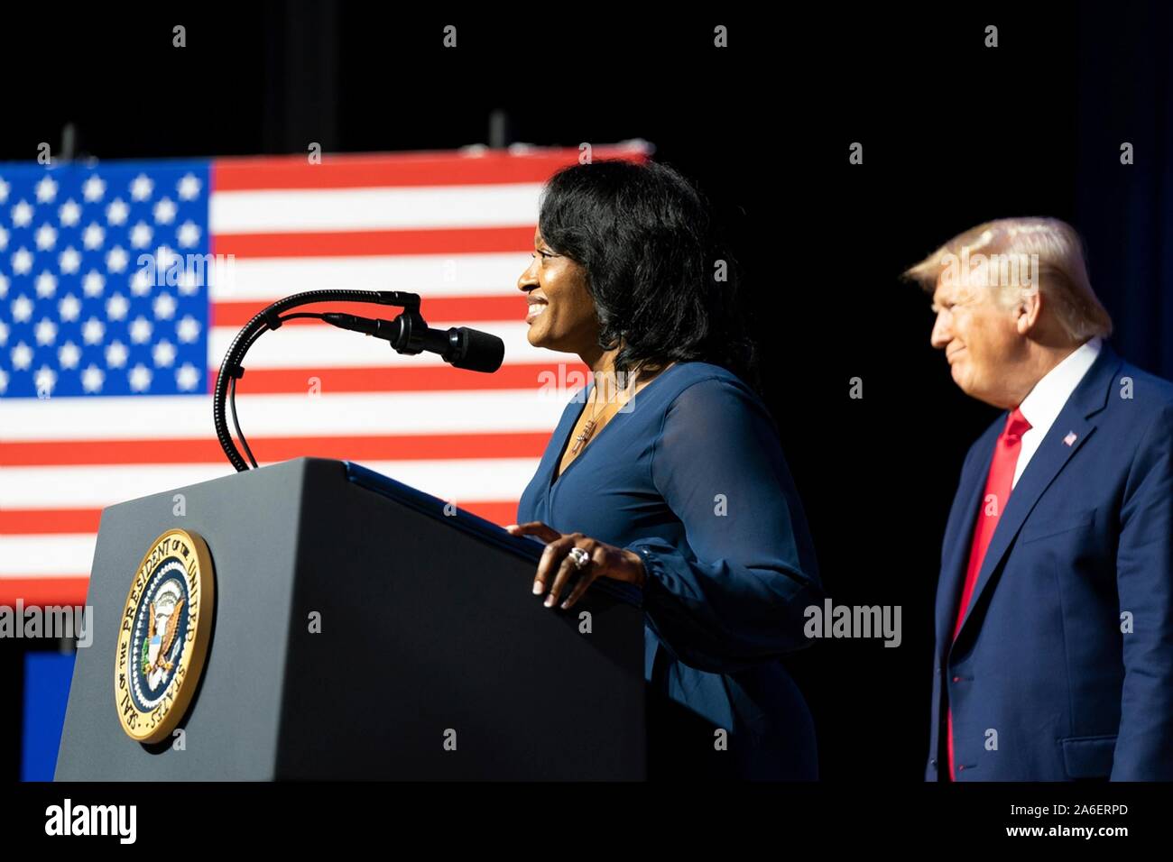 Kolumbien, Vereinigten Staaten von Amerika. 25. Oktober, 2019. Us-Präsident Donald Trump hört als ehemaliger Insasse Tanesha Bannister, liefert der 2019 Zweiter Schritt Presidential Forum an Benedikt Hochschule Oktober 25, 2019 in Columbia, South Carolina. Geländer, die eine lebenslange Haftstrafe für eine Droge Überzeugung erhalten, wurde im Mai 2019 als ein Ergebnis des Ersten Schritt tat in Gesetz durch Trumpf freigegeben. Credit: Shealah Craighead/White House Photo/Alamy leben Nachrichten Stockfoto