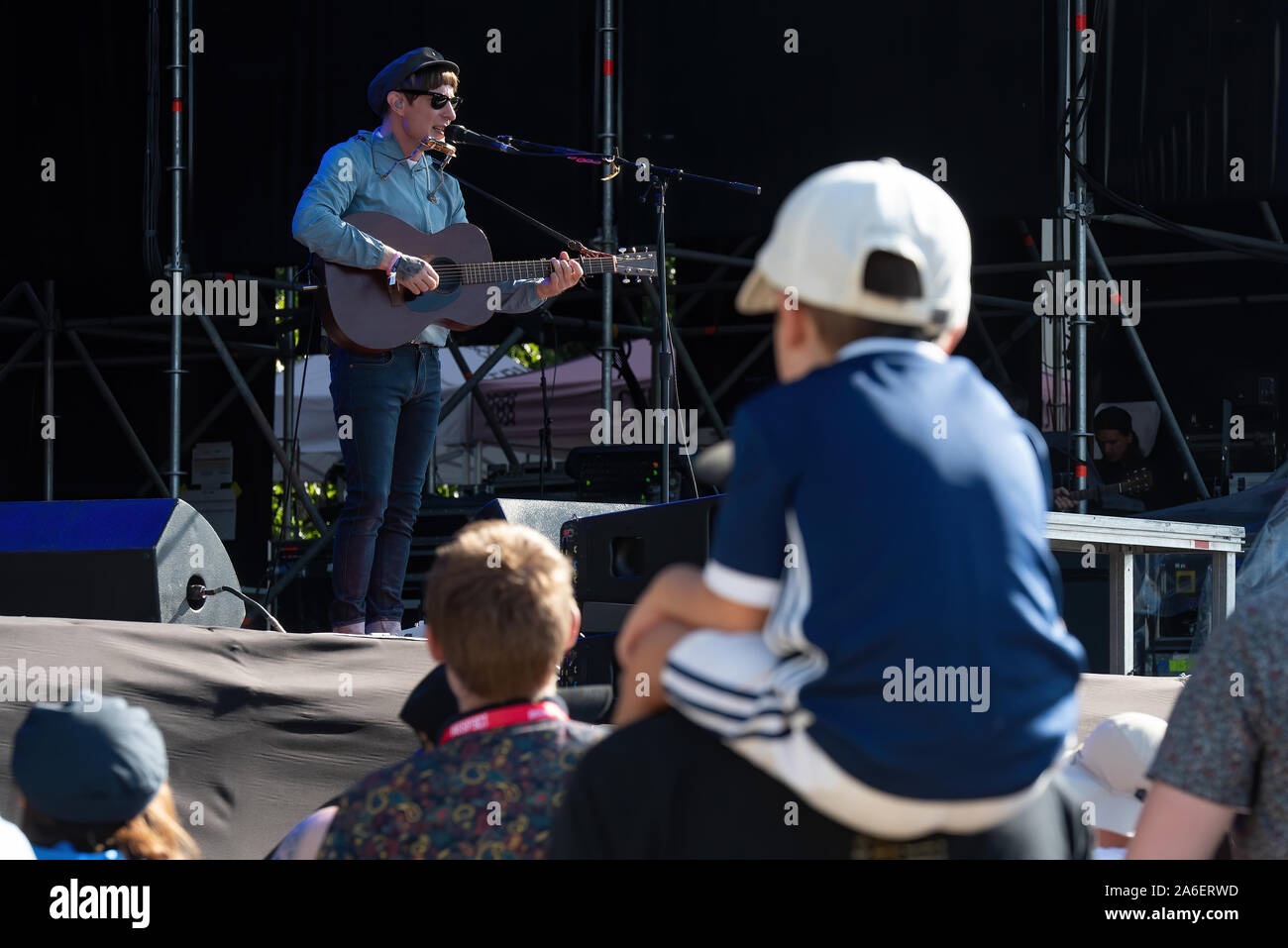 MADRID - SEP 7: Ein Kind, das auf den Schultern seines Vaters sitzt, bei einem Konzert beim Dcode Music Festival am 7. September 2019 in Madrid, Spanien. Stockfoto