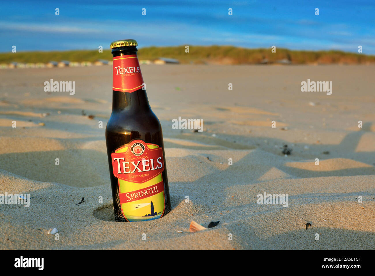 Texel, Niederlande - August 2019: Flasche Niederländische 'Texel Springtij"  Bier an sonnigen Sandstrand Stockfotografie - Alamy