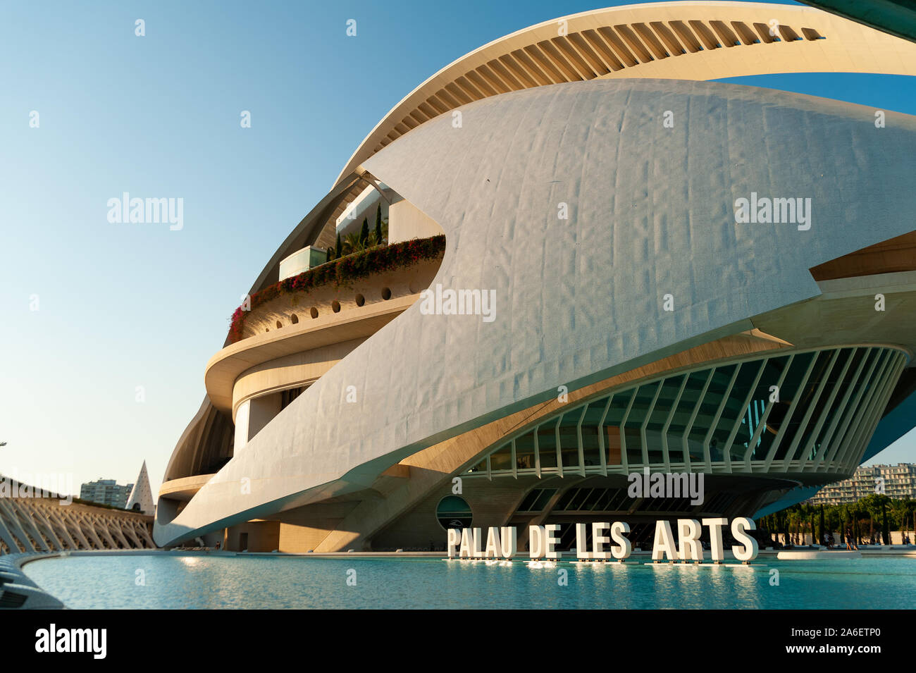 Blick auf die Stadt der Künste und Wissenschaften Palau de les Arts Reina Sofía bei Sonnenuntergang mit Pool bei Sonnenuntergang, in Valencia, Spanien Stockfoto