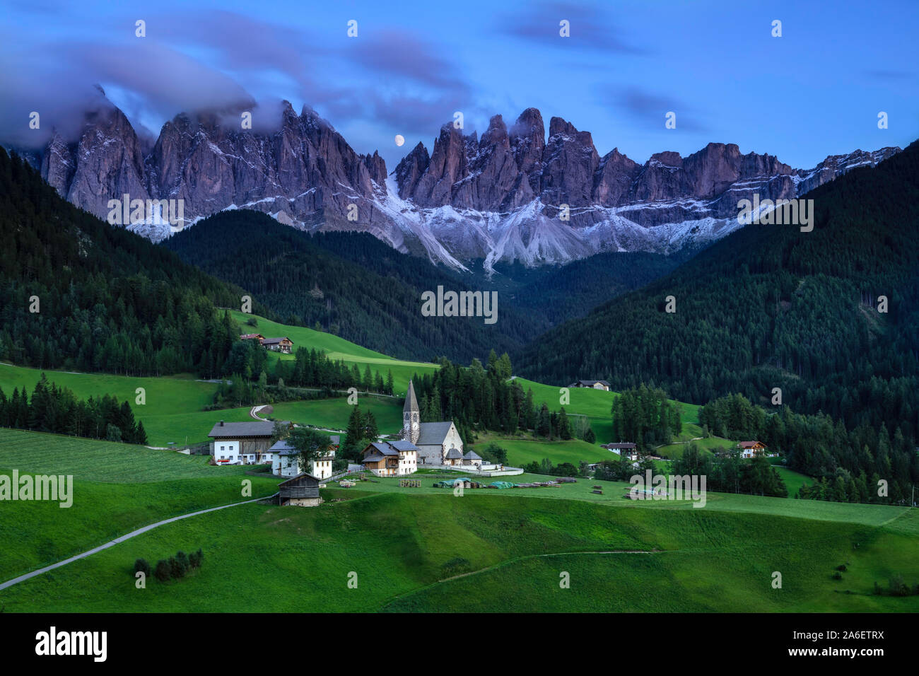 Mondaufgang über der Santa Magdalena Kirche des Val di Funes in den Dolomiten, Italien Stockfoto