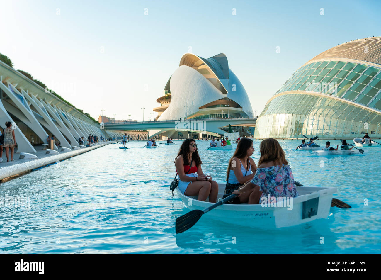Valencia, Spanien - 10. August 2019: Menschen eine Bootsfahrt im Pool der Stadt der Künste und Wissenschaften in Valencia genießen Sie bei Sonnenuntergang mit Königin Sofia Palace Stockfoto