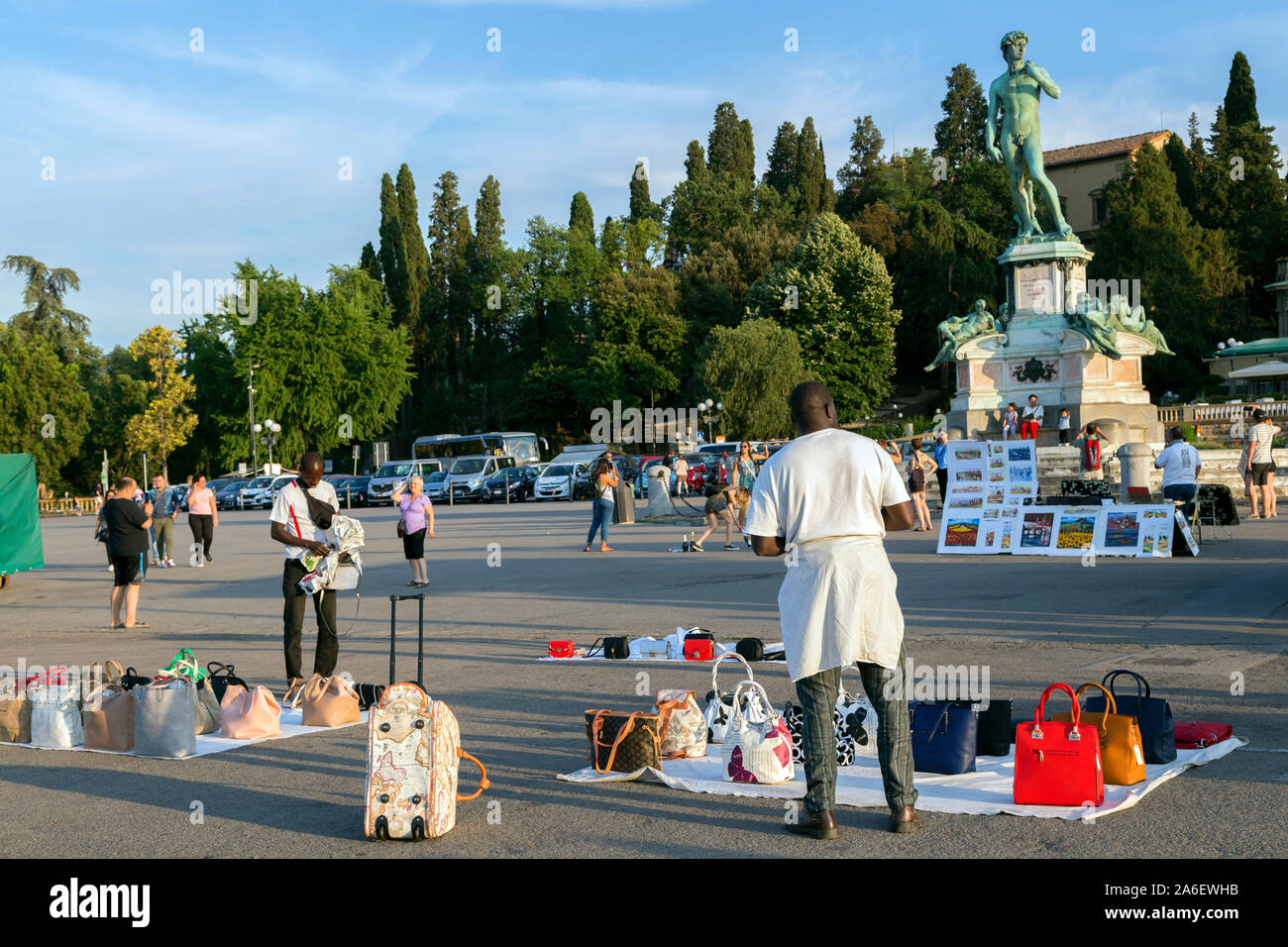 Straßenhändler auf der Piazza Michelangelo, Florenz, Toskana, Italien Stockfoto