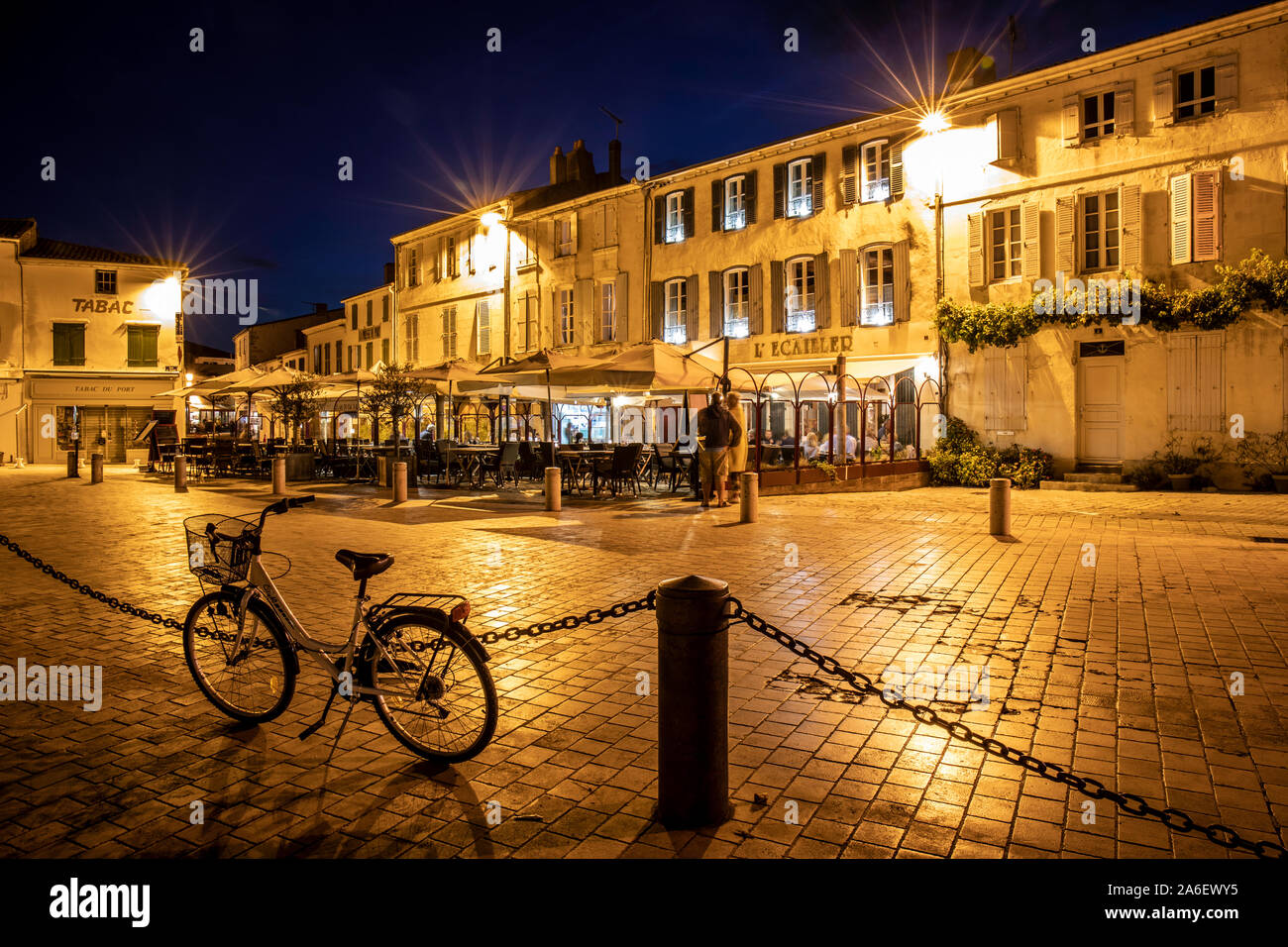 Der Hafen; La Couarde-sur-Mer, Ile de Re in der Nacht. La Flotte ist ein beliebtes Reiseziel Stockfoto