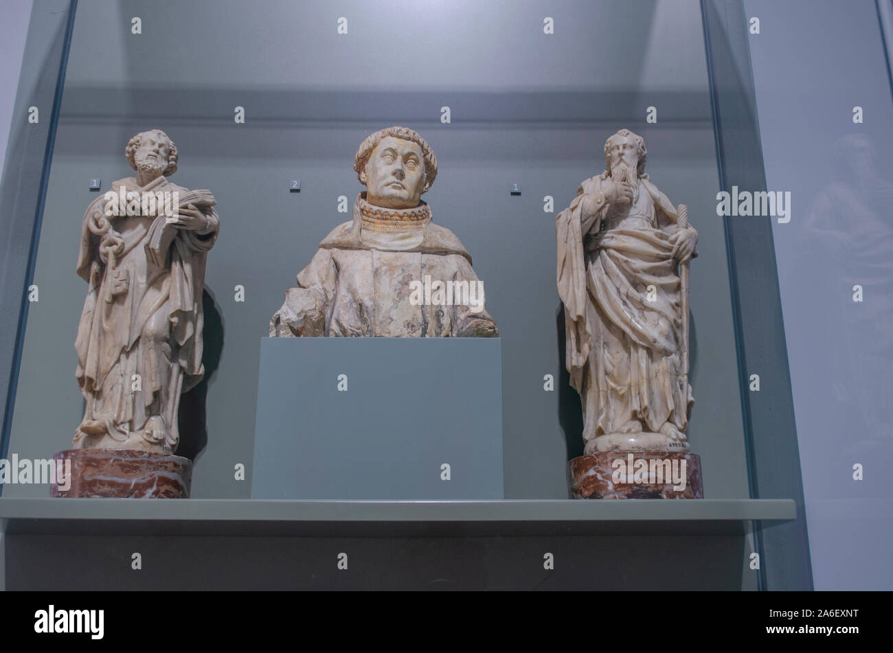 Links: St. Peter, Deutschland - Alabaster, 1570-80. | Mitte: Krieger St, Kalkstein, Frankreich, 1480-1500 | Rechts: St. Paul, Deutschland - Alabaster, 1570-80. Stockfoto