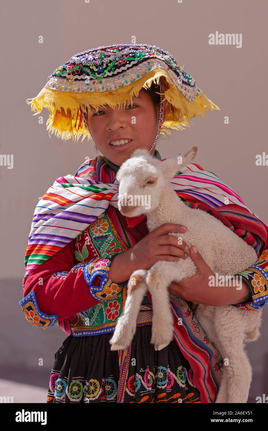 Das Porträt einer trationally gekleidete junge Frau, die ein Lamm in Cuzco, Peru. Stockfoto