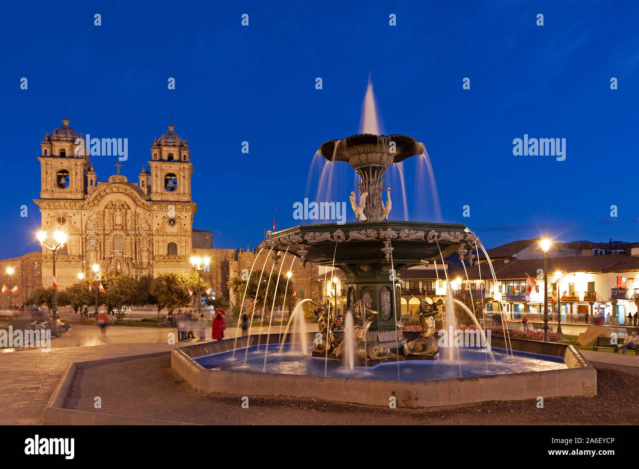 Ein Blick auf die Plaza Mayor und die Kirche La Compania in Cusco, Peru. Stockfoto