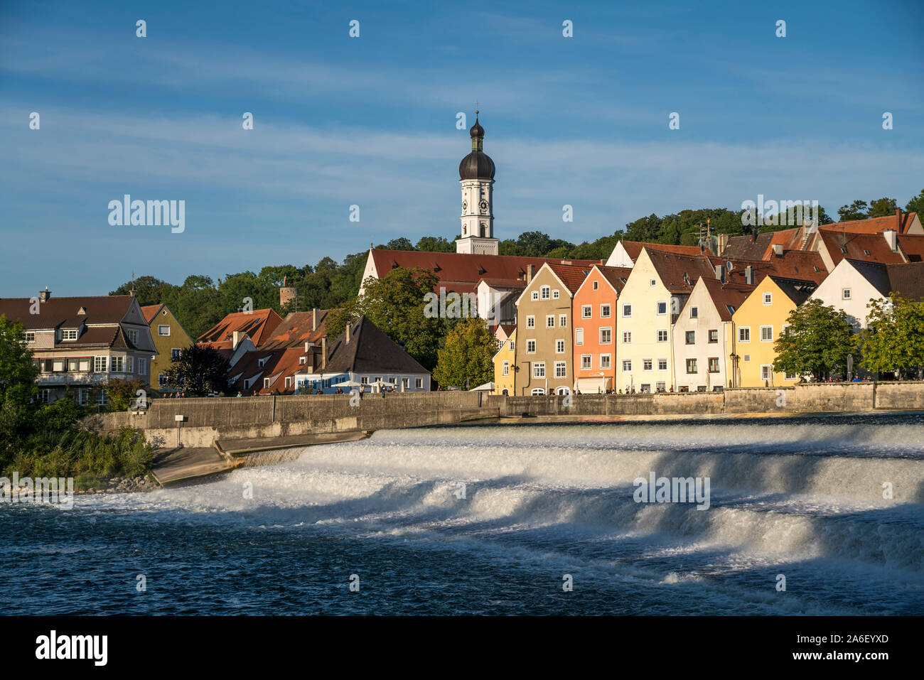 Lechwehr mit der historischen Altstadt von Landsberg am Lech, Oberbayern, Bayern, Deutschland, Europa | Lech Wehr und das historische Zentrum von Landsber Stockfoto