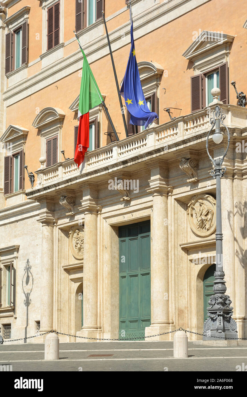 Palazzo Montecitorio auf der Piazza Montecitorio in der Altstadt von Rom. Sitz des Vertreters Kammer des Italienischen Parlaments - Italien. Stockfoto