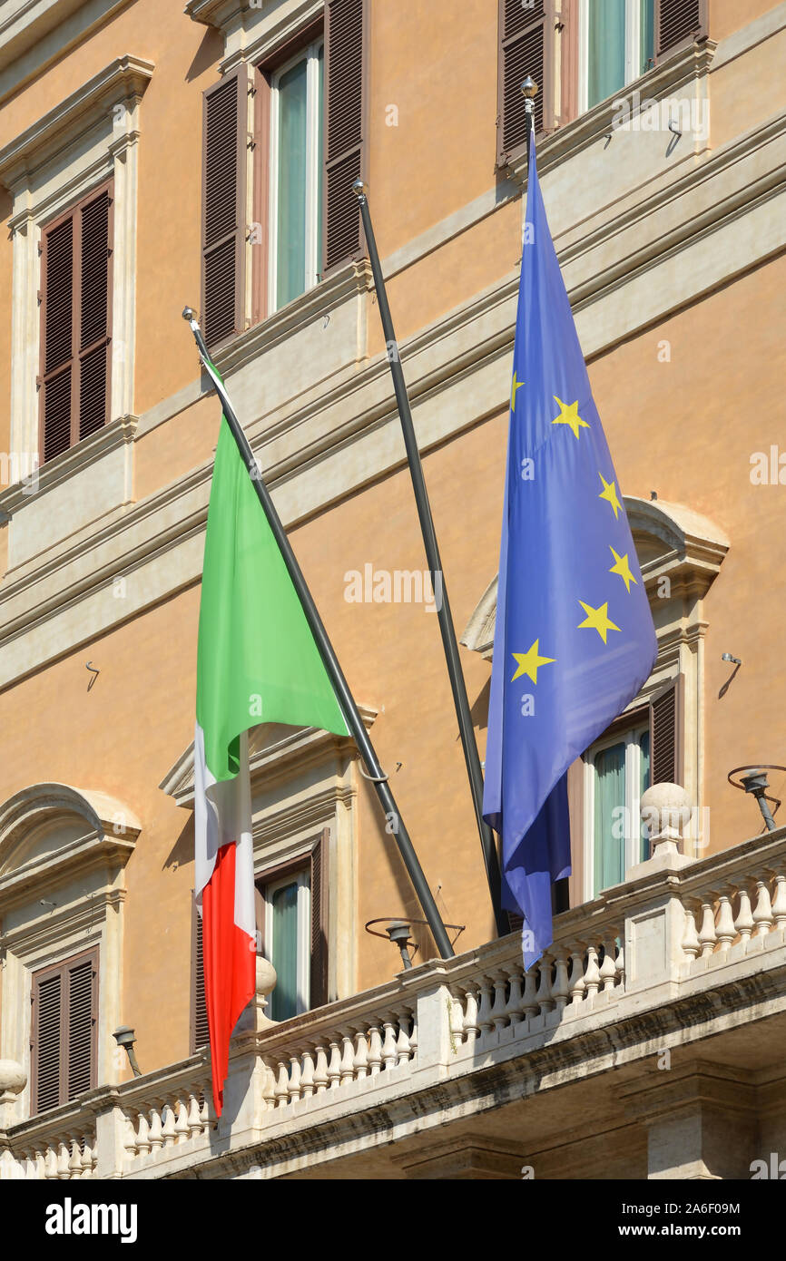 Palazzo Montecitorio auf der Piazza Montecitorio in der Altstadt von Rom. Sitz des Vertreters Kammer des Italienischen Parlaments - Italien. Stockfoto
