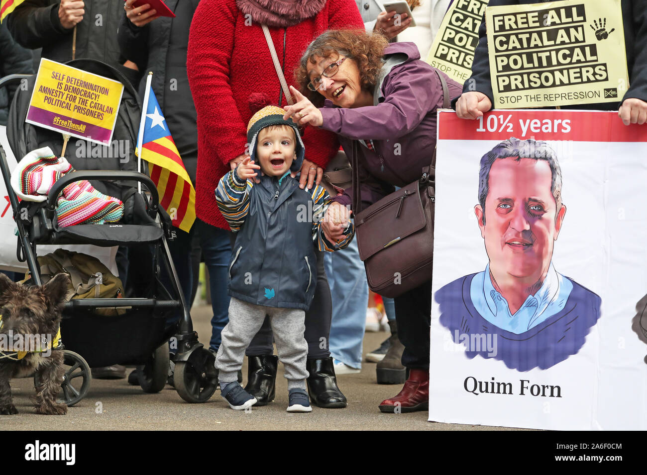 Demonstranten in Unterstützung der Katalanischen politischen Gefangenen, die in Glasgow in Schottland zeigen, nach führenden Verfechter der Unabhängigkeit in Spanien inhaftiert wurden. Stockfoto