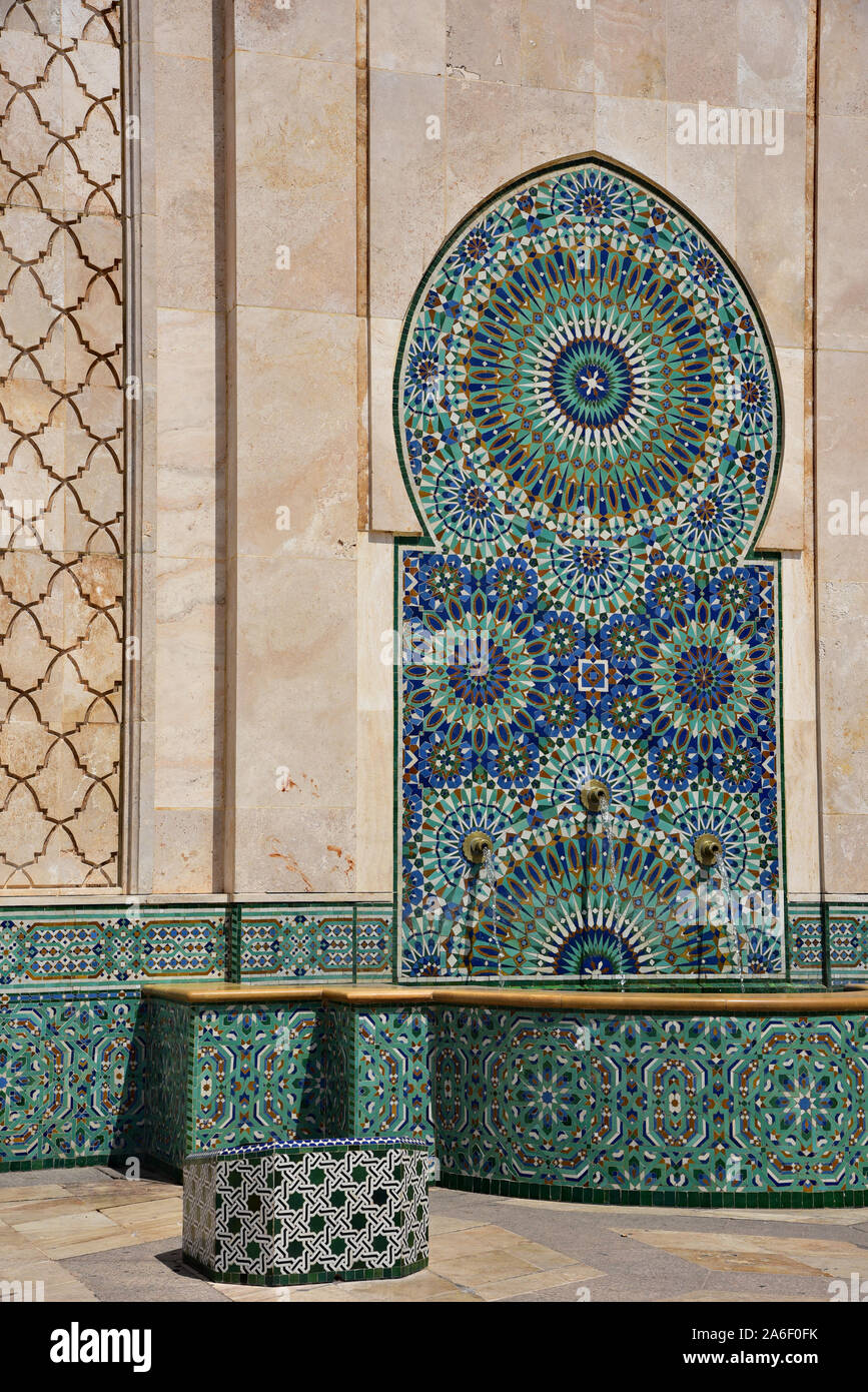 Marokkanischen Brunnen mit zellij Kacheln an der Außenseite der Hassan II Moschee, Casablanca, Marokko, Nordafrika. Stockfoto