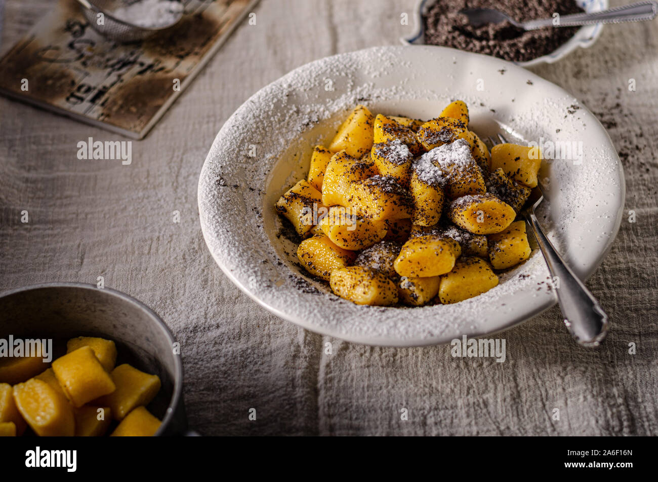 Ein leckeres Mittagessen mit Kartoffeln und Kürbis, überstieg Mohnsamen und heißer Butter Stockfoto