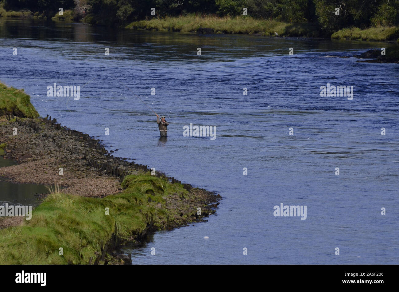 Fischer in der River Oykel am Kyle von Sutherland Bonar Bridge Sutherland Schottland Großbritannien Fliegen Stockfoto