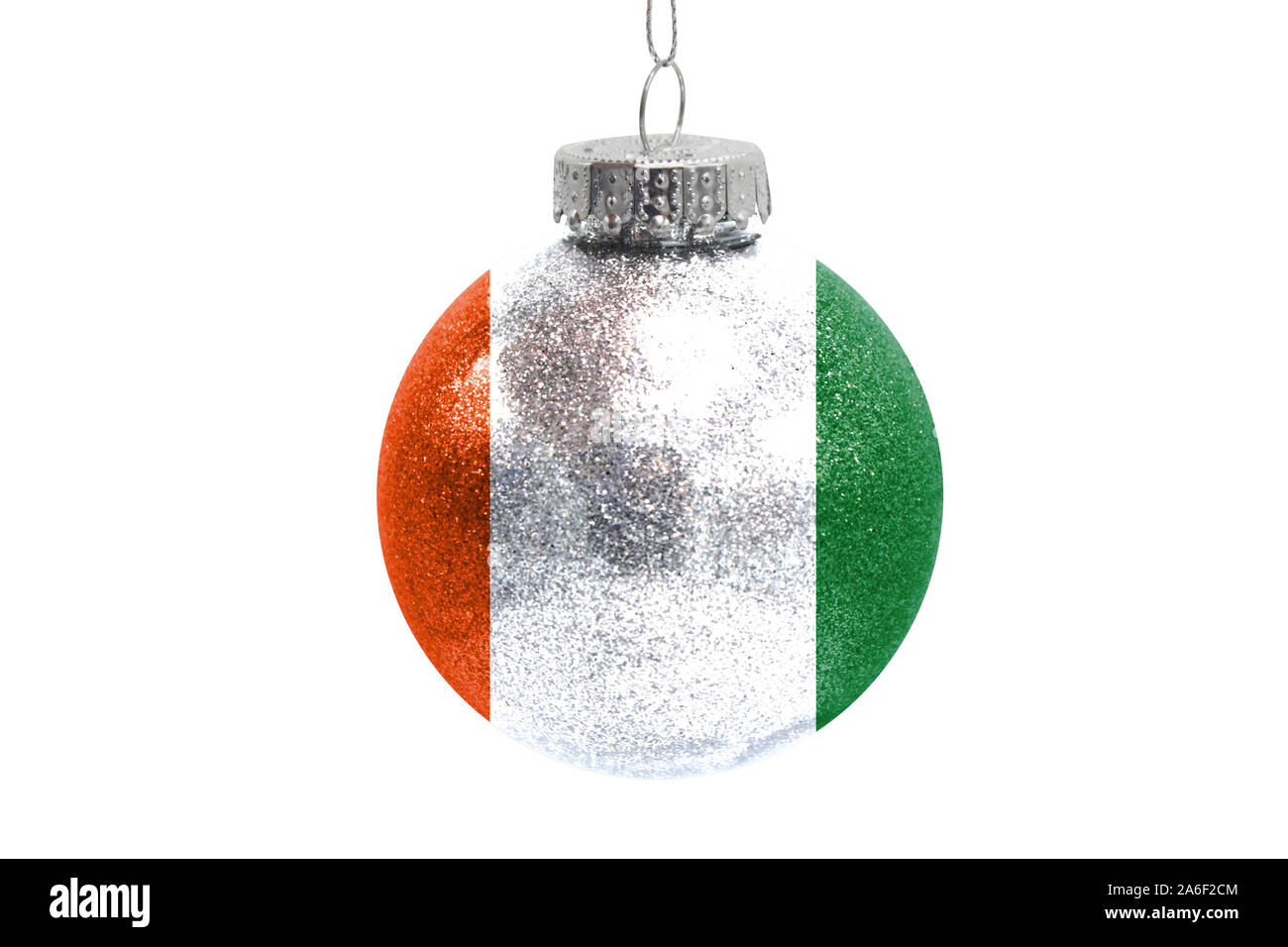 Glas Christmas Ball Spielzeug auf weißem Hintergrund mit der Flagge von Cote d Ivoire Stockfoto