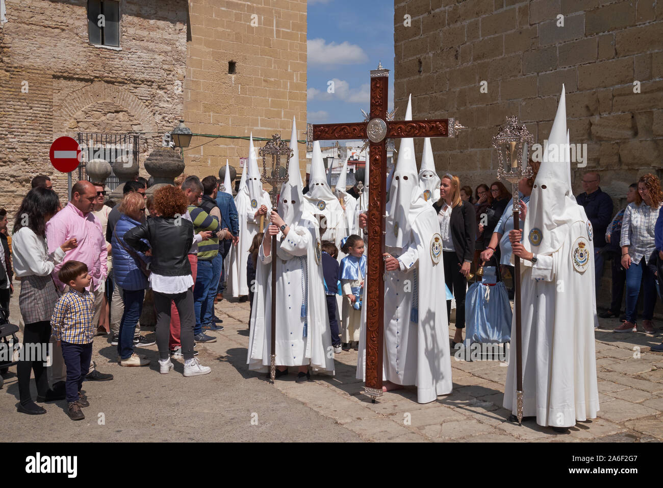 Eine religiöse Bruderschaft tragen Roben der Buße und konischen Abdeckungen für eine Prozession am Ostersonntag in Jerez de la Frontera, Andalusien, Spanien. Stockfoto