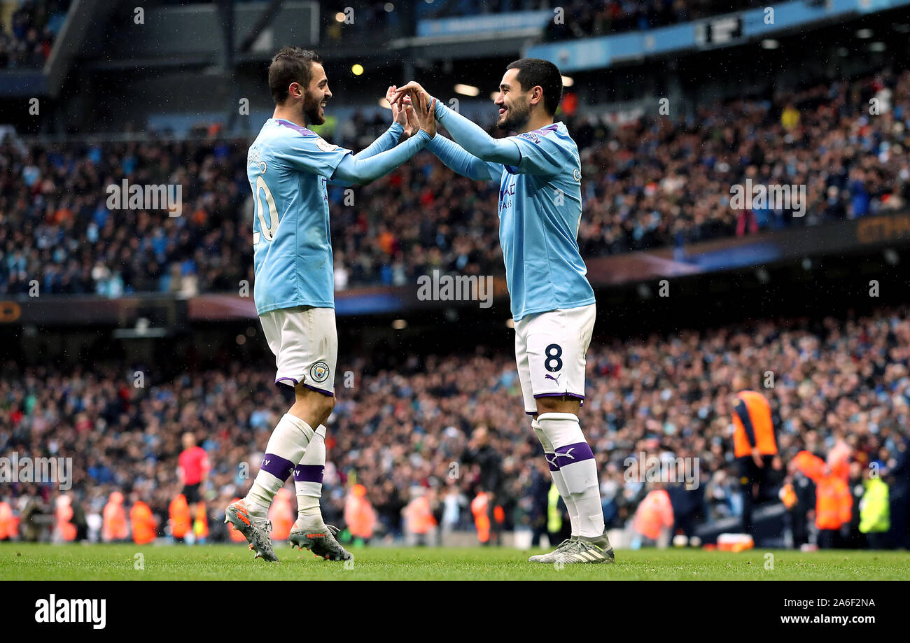 Von Manchester City Ilkay Gundogan feiert zählenden Dritten Ziel seiner Seite des Spiels mit Bernardo Silva (links) Während der Premier League Match an der Etihad Stadium, Manchester. Stockfoto