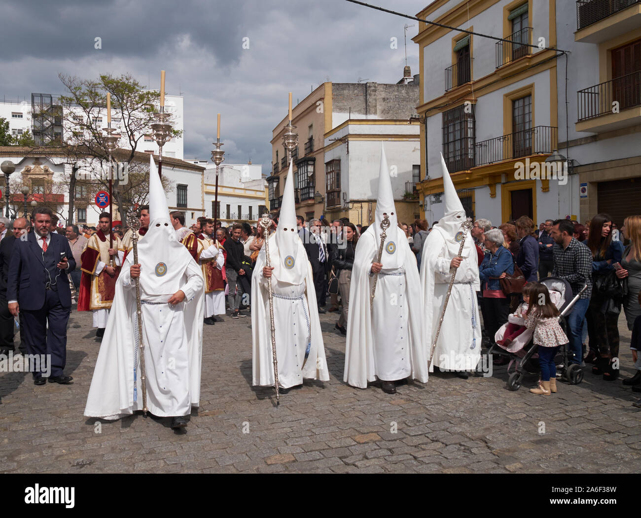 Eine religiöse Bruderschaft tragen Roben der Buße und konischen Abdeckungen für eine Prozession am Ostersonntag in Jerez de la Frontera, Andalusien, Spanien. Stockfoto
