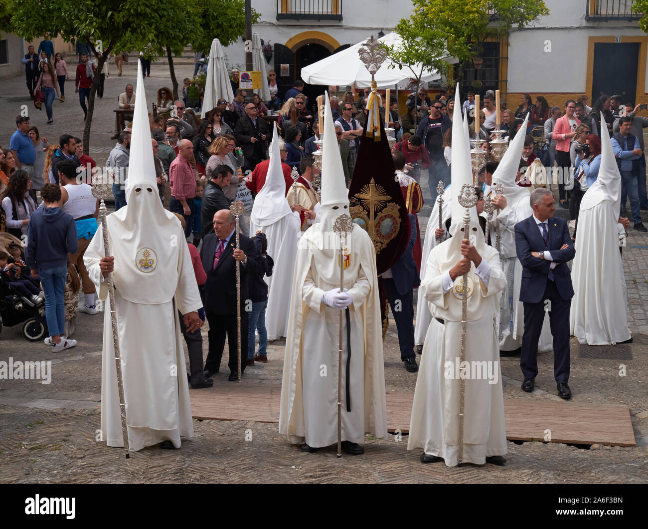 Eine religiöse Bruderschaft tragen Roben der Buße und konischen Abdeckungen für eine Prozession am Ostersonntag in Jerez de la Frontera, Andalusien, Spanien. Stockfoto
