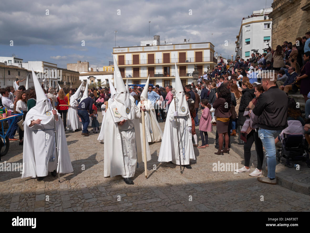 Eine religiöse Bruderschaft tragen Roben der Buße und konischen Abdeckungen für eine Prozession am Ostersonntag in Jerez de la Frontera, Andalusien, Spanien. Stockfoto