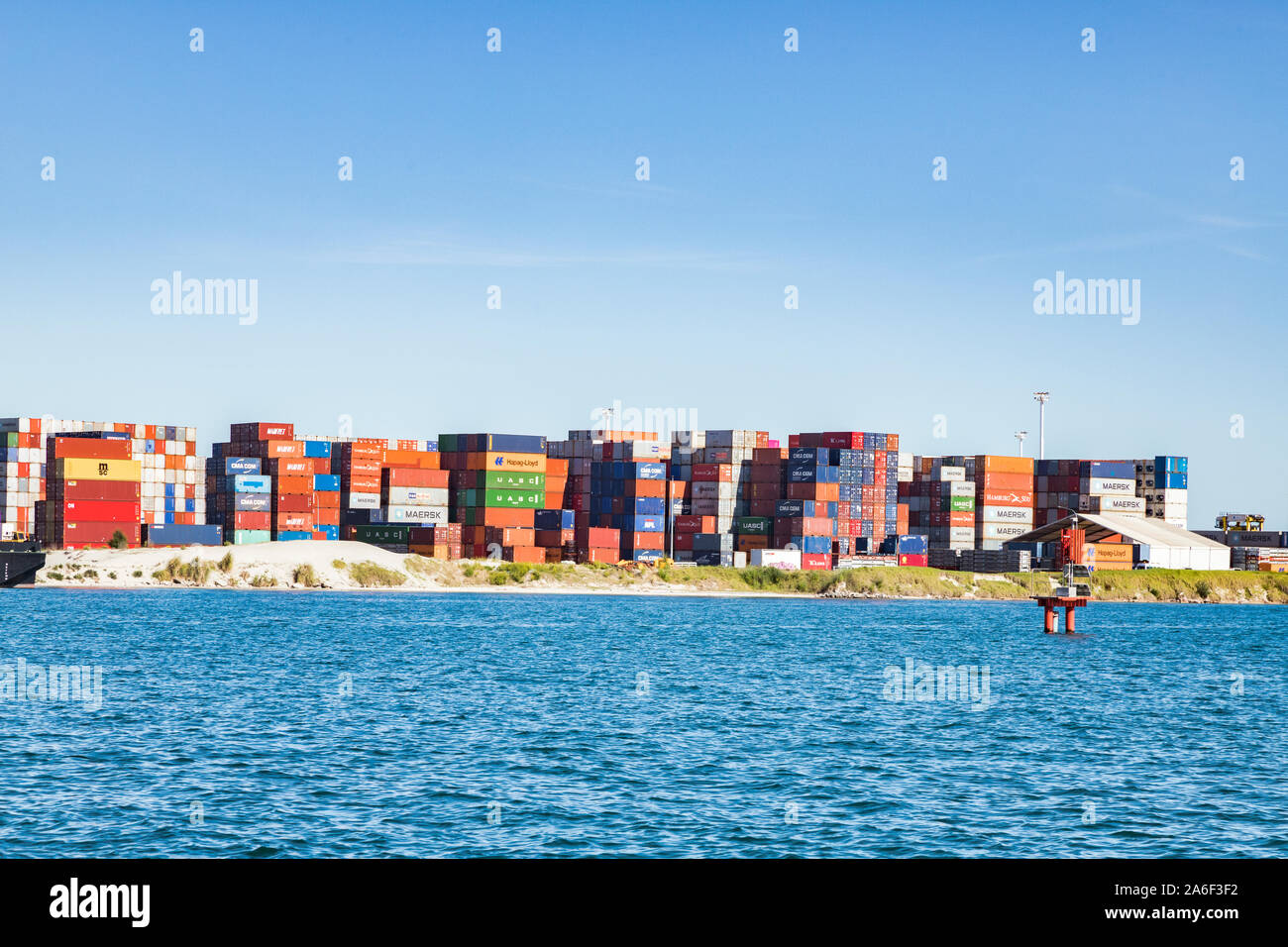 Vom 8. Dezember 2018: Tauranga, Bay of Plenty, Neuseeland - gestapelte Container im größten Hafen des Landes. Stockfoto