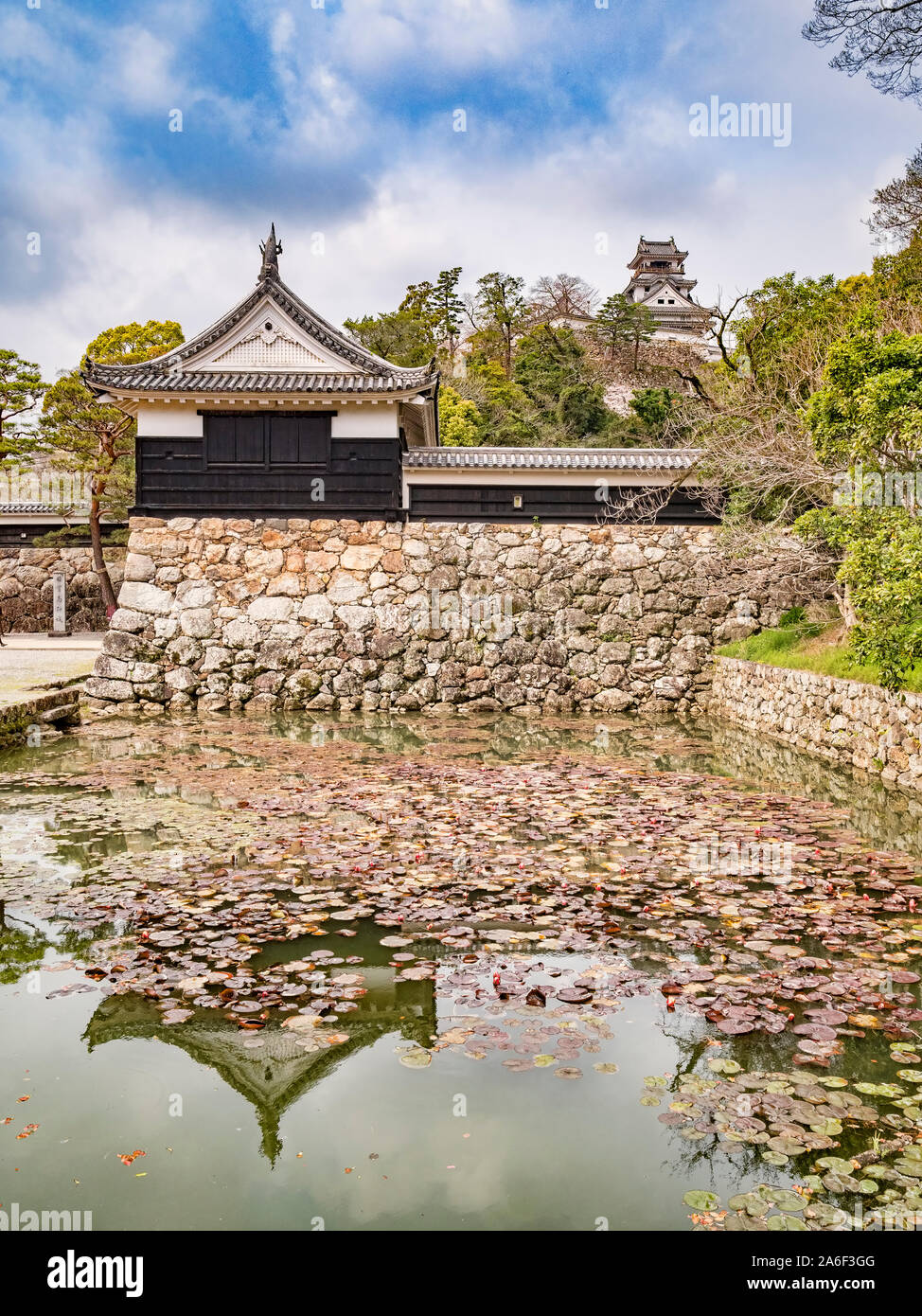 Wassergraben und torhaus von Schloss Kochi, Japan, mit den wichtigsten hinter halten. Stockfoto