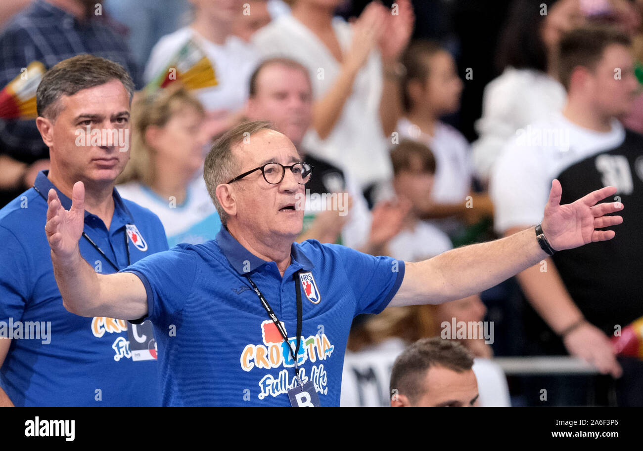 Hannover, Deutschland. 26 Okt, 2019. Handball: Länderspiel Deutschland - Kroatien in der TUI-Arena. Kroatiens Trainer Lino Cervar gestikulierte. Credit: Peter Steffen/dpa/Alamy leben Nachrichten Stockfoto