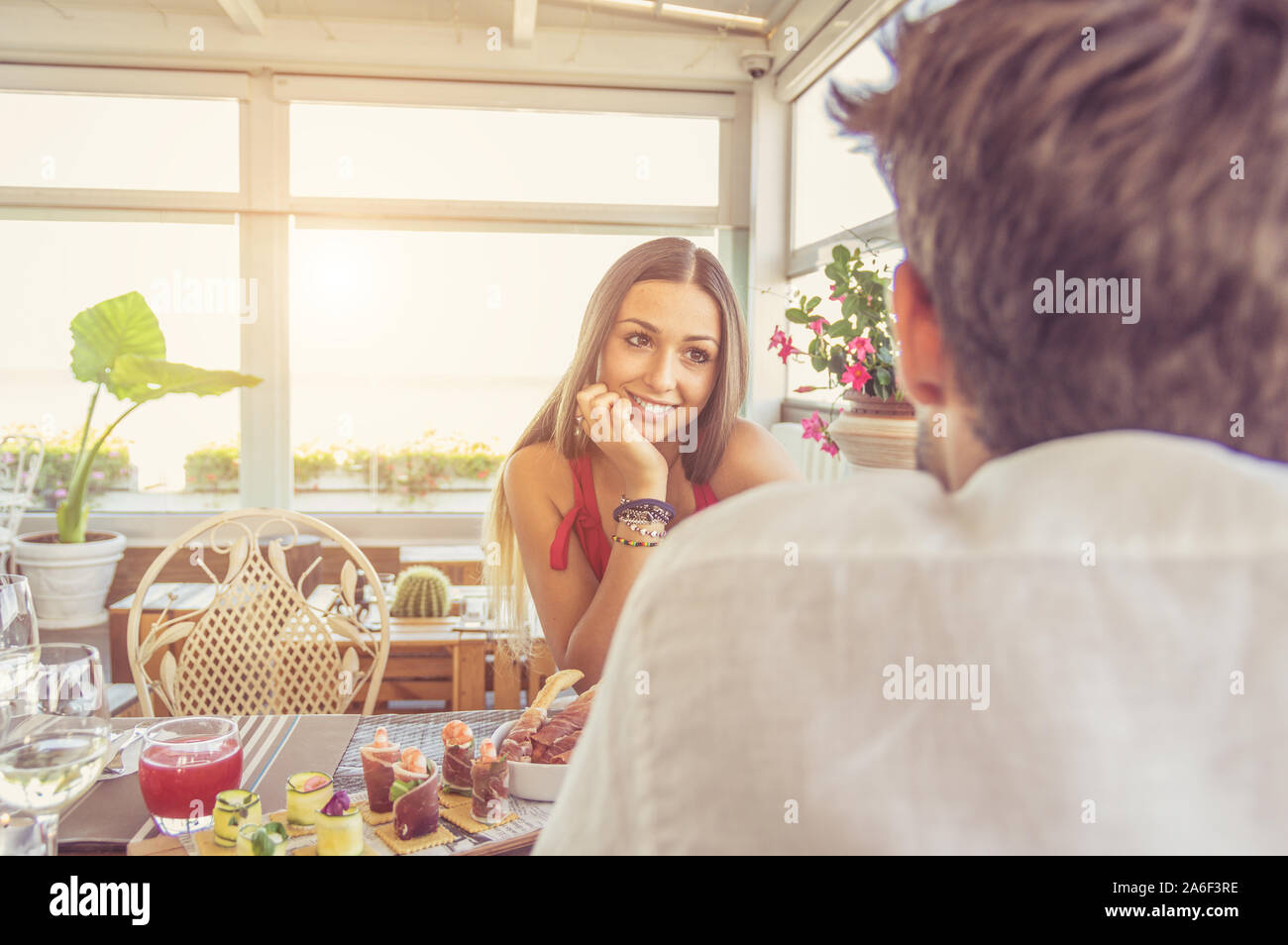 Glückliches Paar dating in einem Restaurant. Frau in Liebe ein Gespräch mit Ihrem Freund Stockfoto