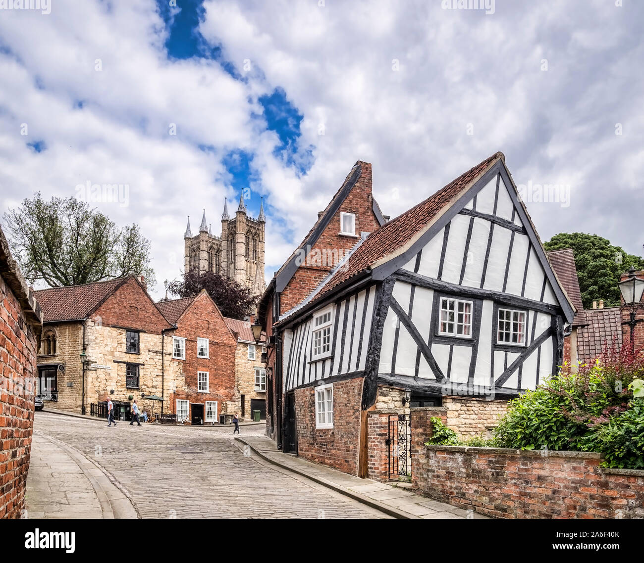 Vom 2. Juli 2019: Lincoln, Lincolnshire, Großbritannien - schiefe Fachwerkhaus in Michaelgate, Lincoln. Stockfoto