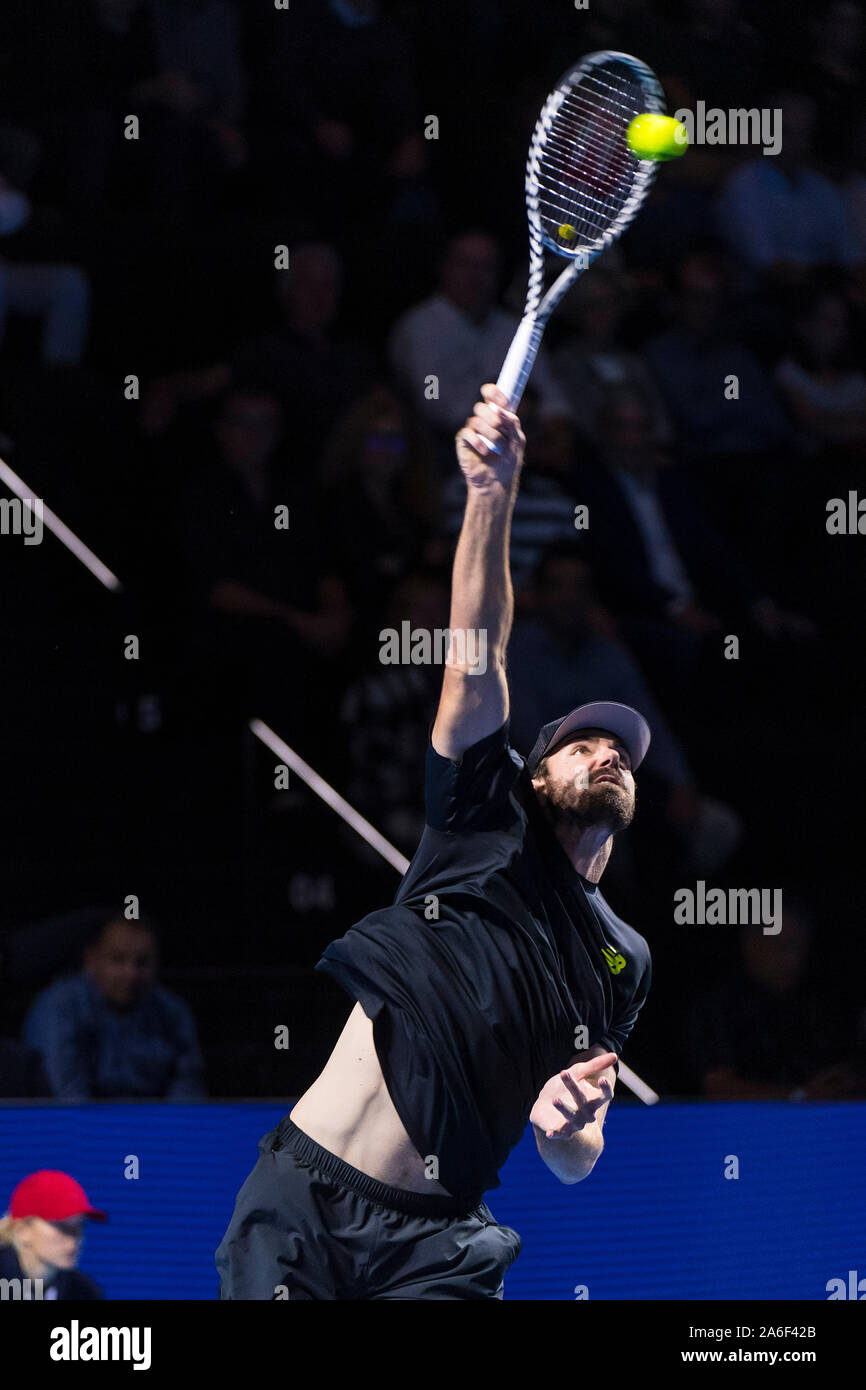 St. Jakobshalle, Basel, Schweiz. 26 Okt, 2019. ATP World Tour Tennis, Swiss Indoors; Reilly Opelka (USA) dient die Kugel im Spiel gegen Alex de Minaur (AUS) - Redaktionelle Verwendung Credit: Aktion plus Sport/Alamy leben Nachrichten Stockfoto