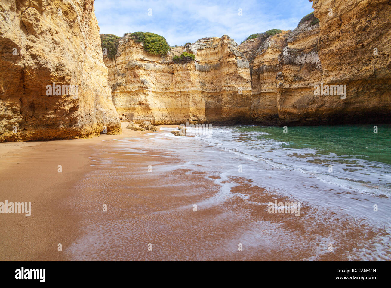 Albufeira Portugal, Praia da Ponta Pequena "kleiner Point Beach" der versteckte Höhlenstrand an der Küste der Algarve Stockfoto