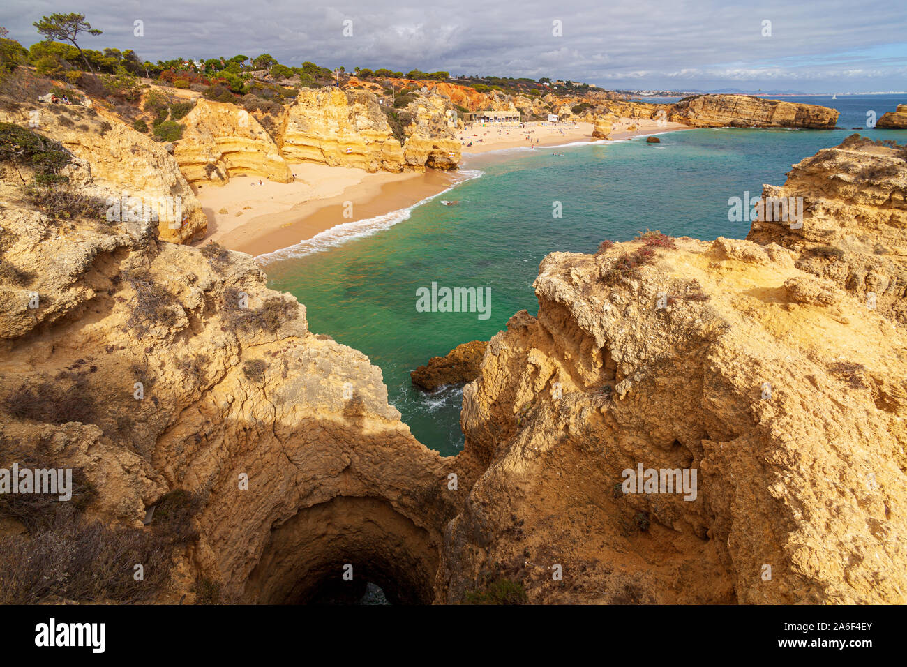 Blick auf den felsigen Klippen entlang der Küste der Algarve Portugal Stockfoto
