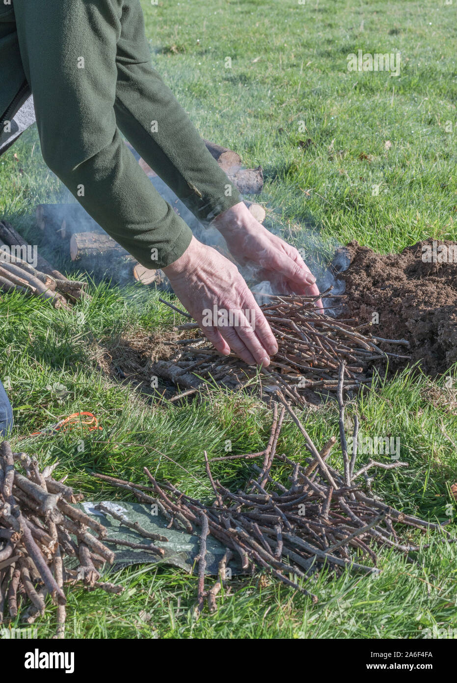 Sequenzielle Reihe von Gebäude- und Lichttechnik überleben Feuer oder Lagerfeuer. Not-Feuer, prepping, überleben Fähigkeiten. Weitere Erläuterungen finden Sie unter . Stockfoto