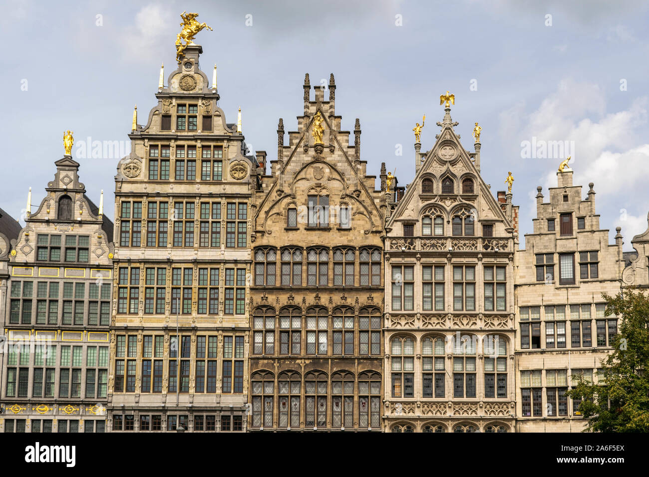 Antwerpen, Belgien - 9 September 2019: Grote Markt, Antwerpen, Marktplatz mit Rathaus, aufwendige guildhalls aus dem 16. Jahrhundert. Postkarte Hintergrund Stockfoto