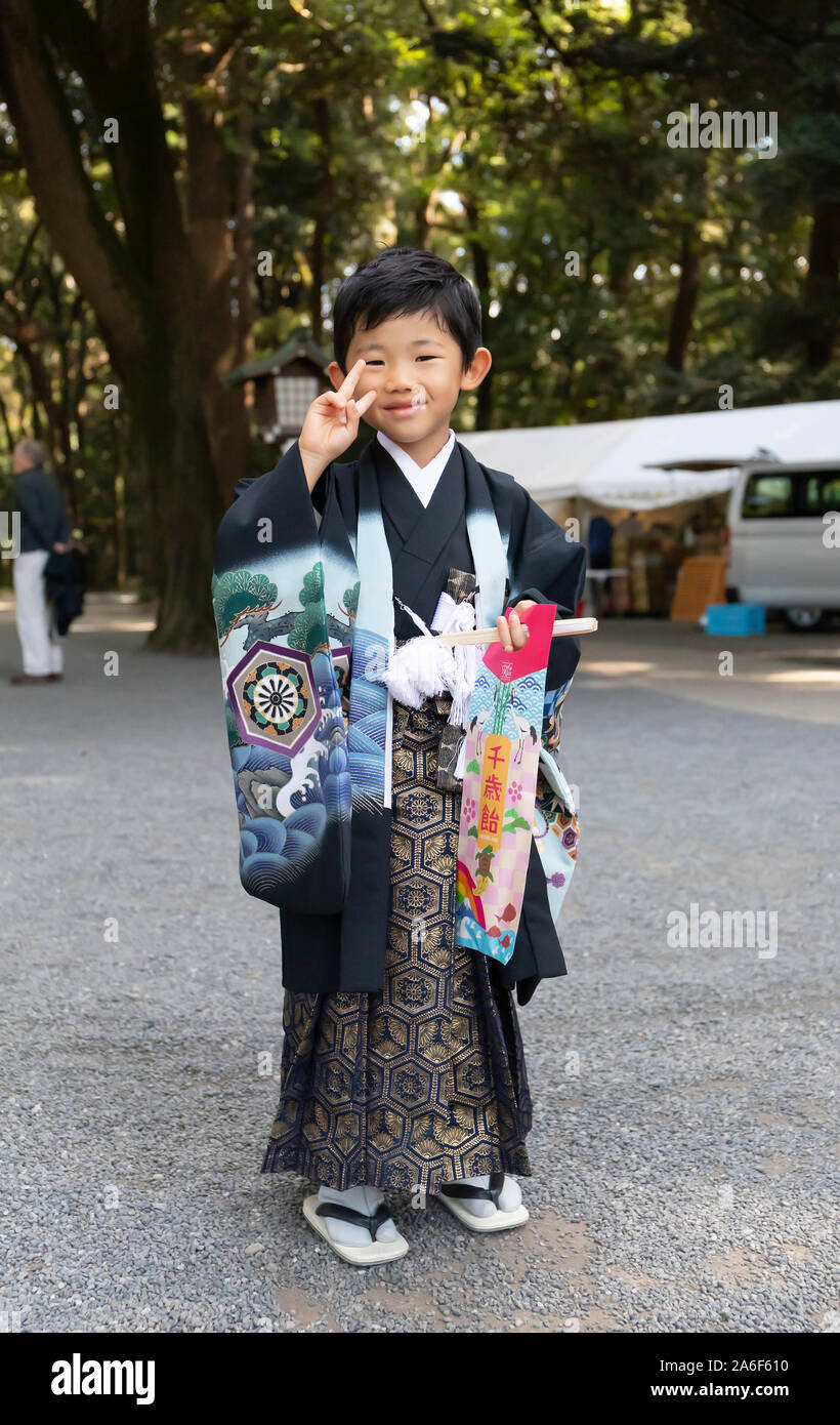 Tokyo, Japan - 31. Oktober 2018: Ein japanischer Junge in einer traditionellen Outfit in der Nähe der Meiji Tempel in Tokio, Japan. Stockfoto