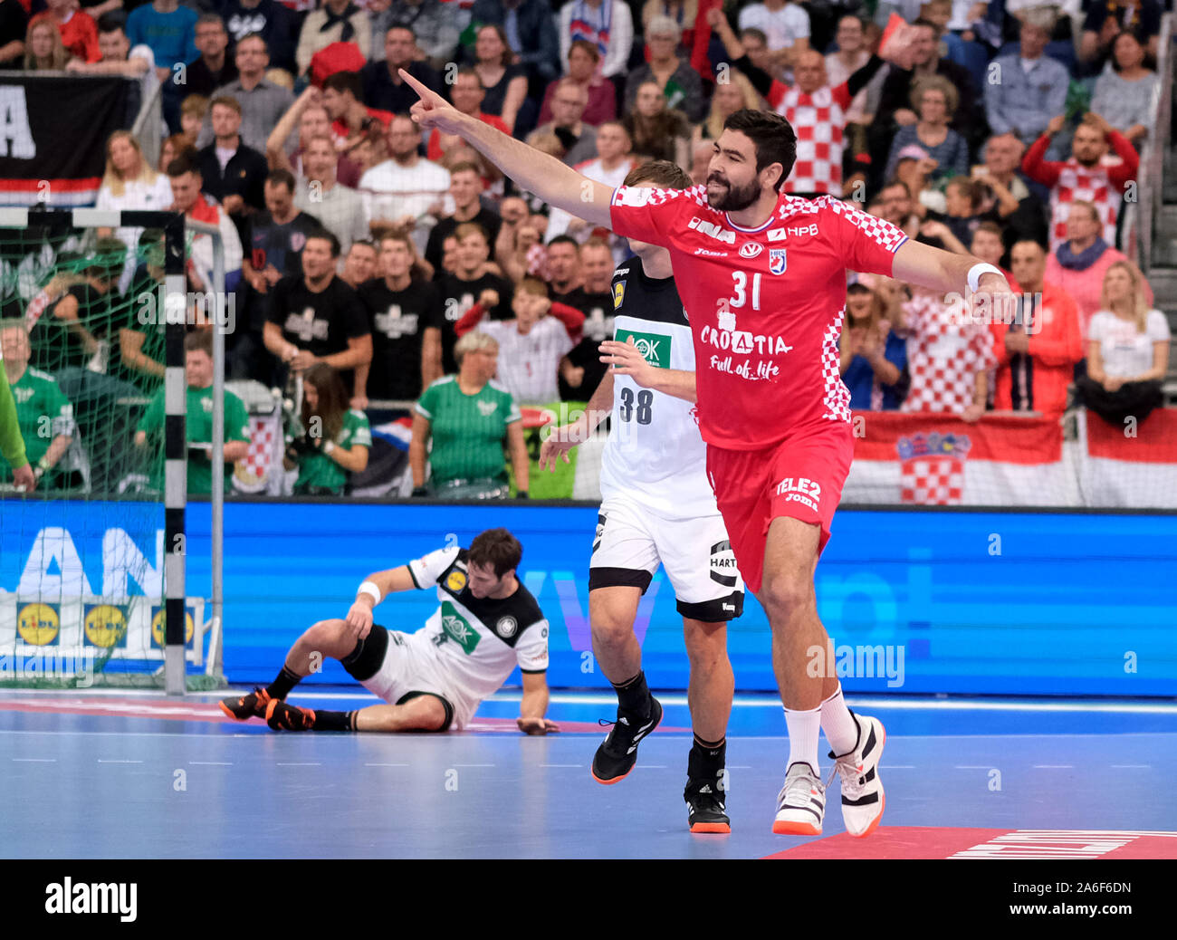 Hannover, Deutschland. Hannover, Deutschland. 26 Okt, 2019. Handball: Länderspiel Deutschland - Kroatien in der TUI-Arena. Der Kroate Luka Sebetic (r) jubelt sein Ziel gegen Deutschland. Credit: Peter Steffen/dpa/Alamy Leben Nachrichten Quelle: dpa Picture alliance/Alamy Leben Nachrichten Quelle: dpa Picture alliance/Alamy leben Nachrichten Stockfoto