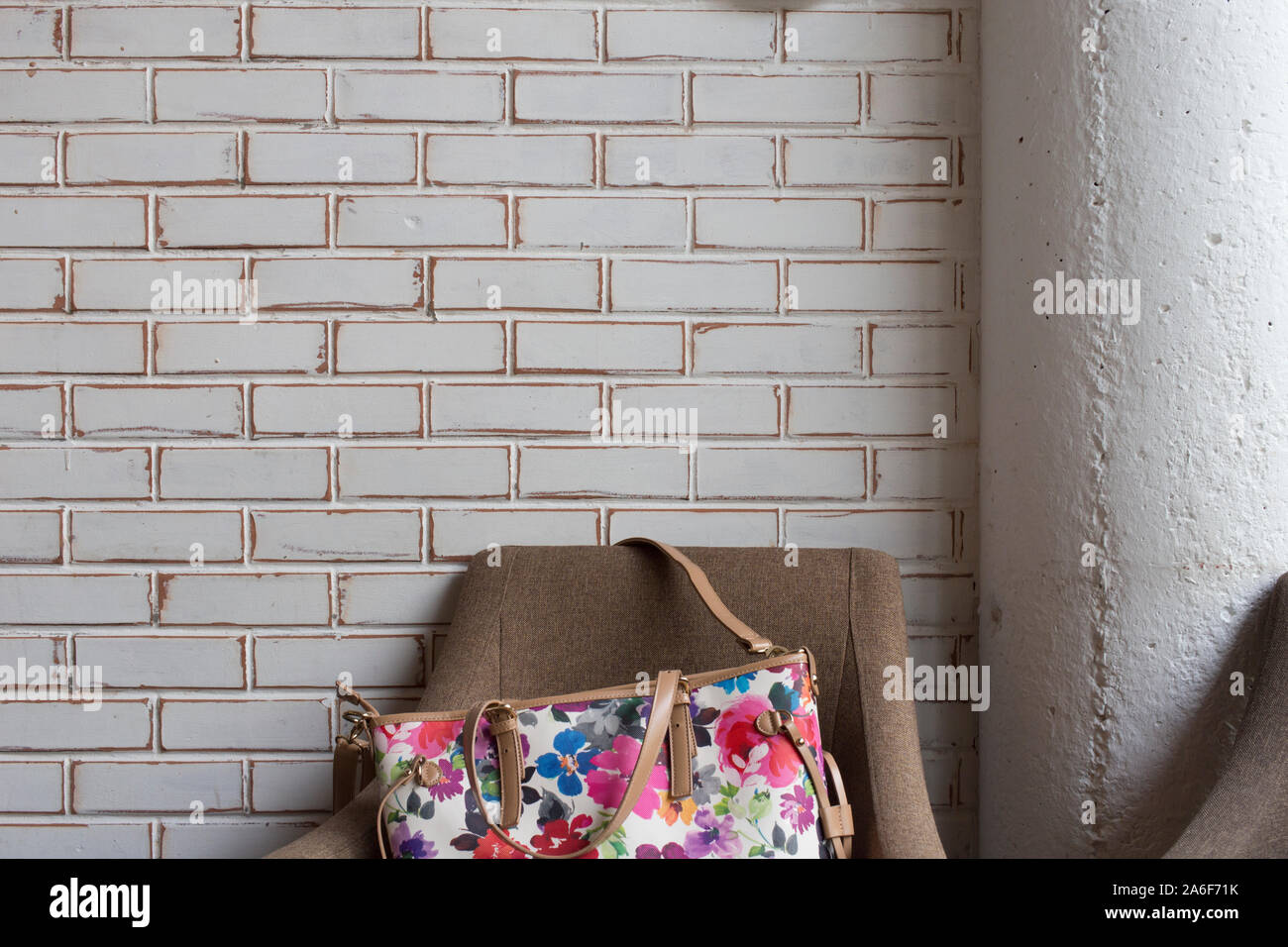 Moderne gemütliche Essecke. Es gibt eine Mauer und einem braunen Sessel. Stockfoto