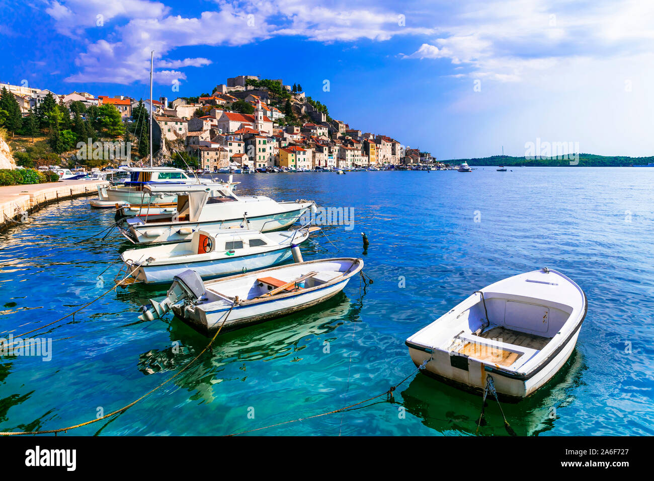 Städte und Sehenswürdigkeiten von Kroatien - wunderschöne historische Küstenstadt Sibenik Stockfoto