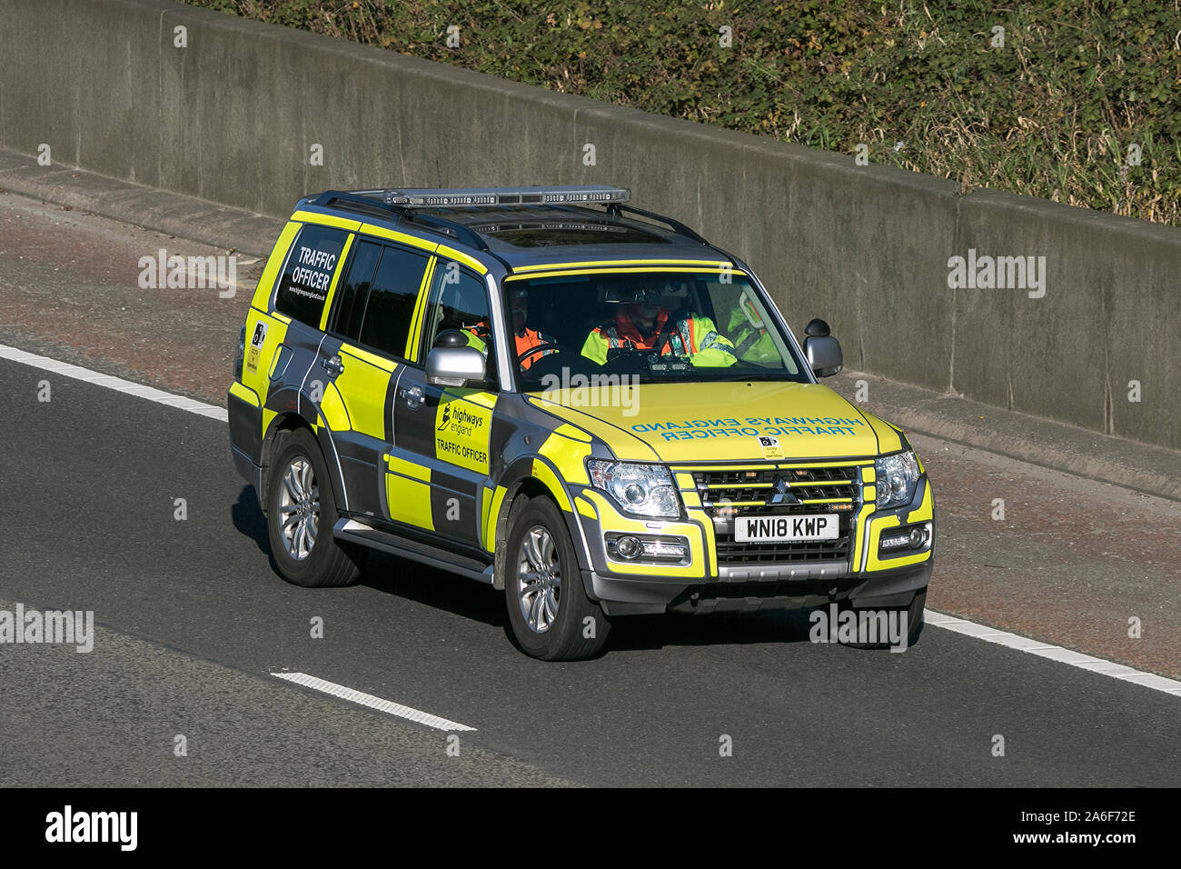 Ein Highways Agency Verkehr Offizier in einem Mitsubishi Shogun patrouillieren die Autobahn M6 Stockfoto